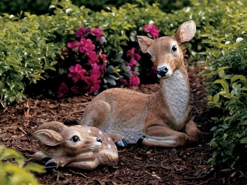 Garden figurines of animals in landscape design