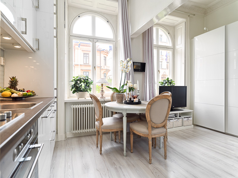 Round dining table in the combined kitchen-living room