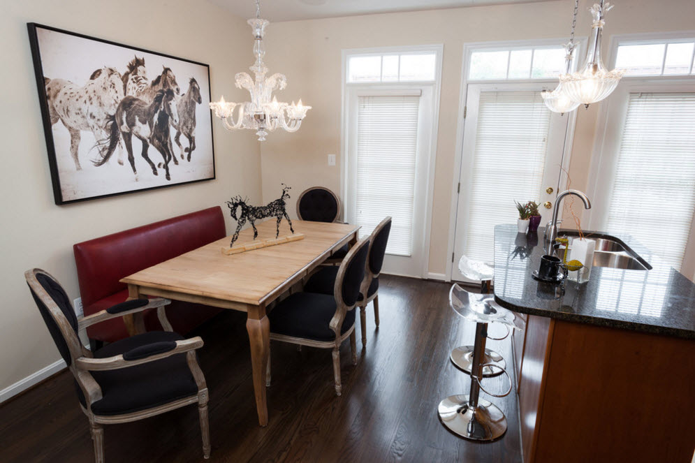 Dining area in the neoclassical kitchen-living room