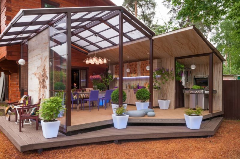 Terrace with a glass roof in front of the entrance to a residential building