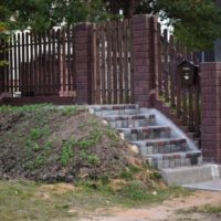 The design of the gates of the garden plot on the slope