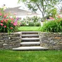 Flat stone retaining wall