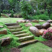 Batu-batu semulajadi dalam reka bentuk bahagian cenderung di taman