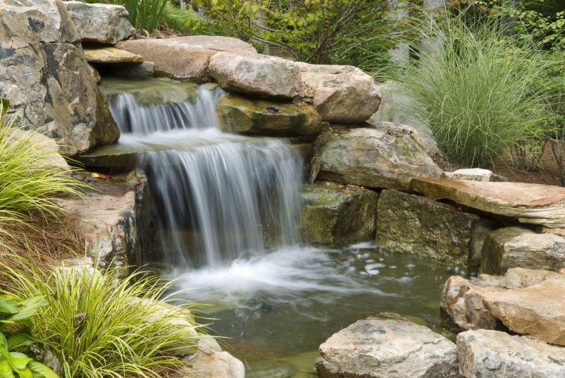 Air terjun buatan di lereng sebuah pondok musim panas