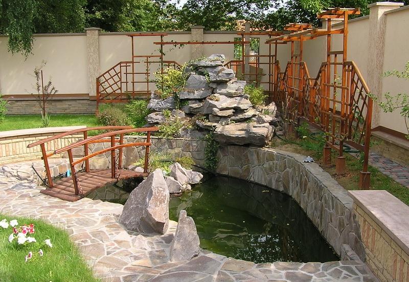 Air terjun dari batu di depan kolam buatan