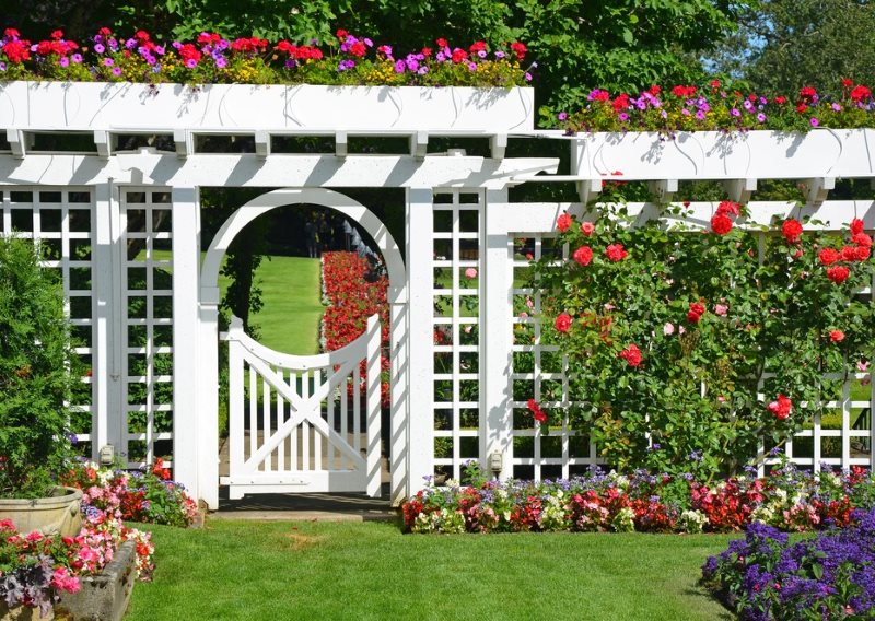 Beautiful design of the main entrance to the cottage