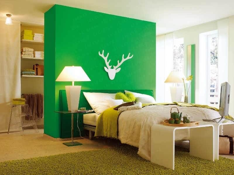 Green color in the design of the bedroom