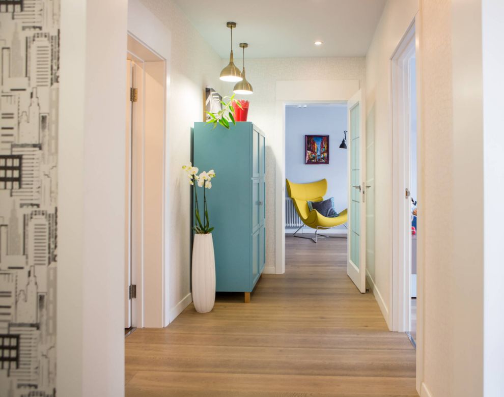 Floor vase in the corridor with white walls