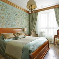 Wallpaper with floral print on the wall of the bedroom