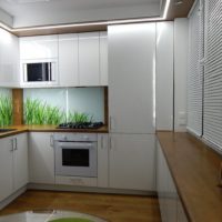 Apron akrilik di dapur dengan facades berkilat