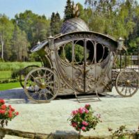 The carriage in the garden as a small architectural form