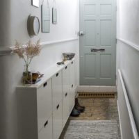 Design a narrow corridor in front of the front door