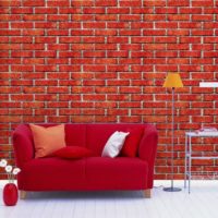 Sofa merah pada latar belakang brickwork