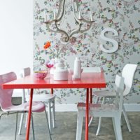 Wildflowers on the wallpaper in the dining area