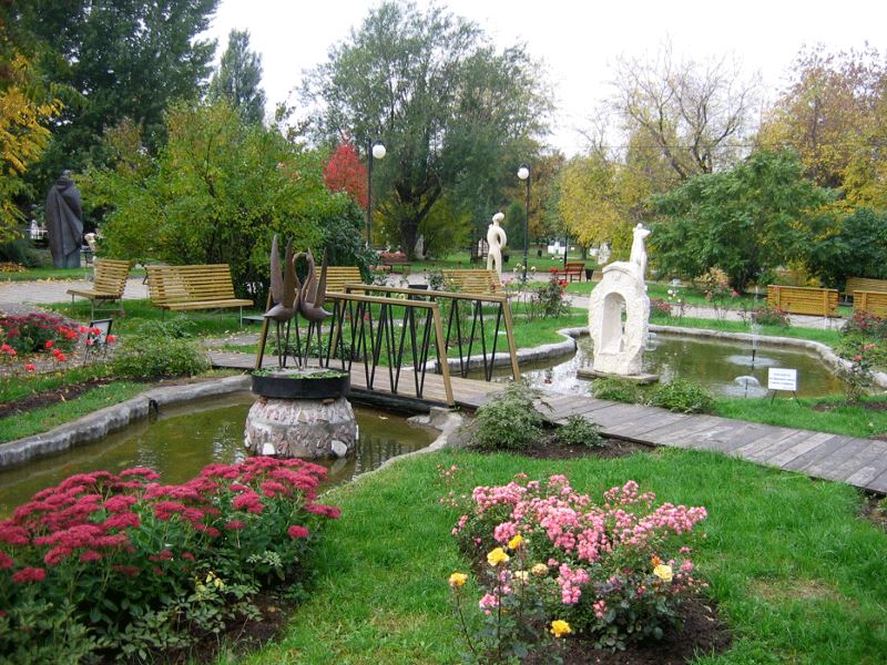 Corner for a comfortable stay with an artificial pond in a city park