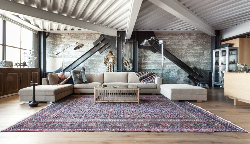 Intérieur de salon de style loft industriel