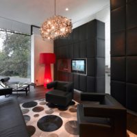 Lampadaire rouge et mobilier noir