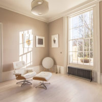 Intérieur minimaliste dans le salon d'une maison de campagne