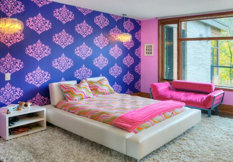 A bright combination of wallpaper in the women's bedroom