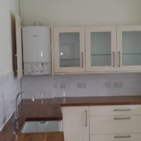 Kabinet dapur dengan pintu kaca