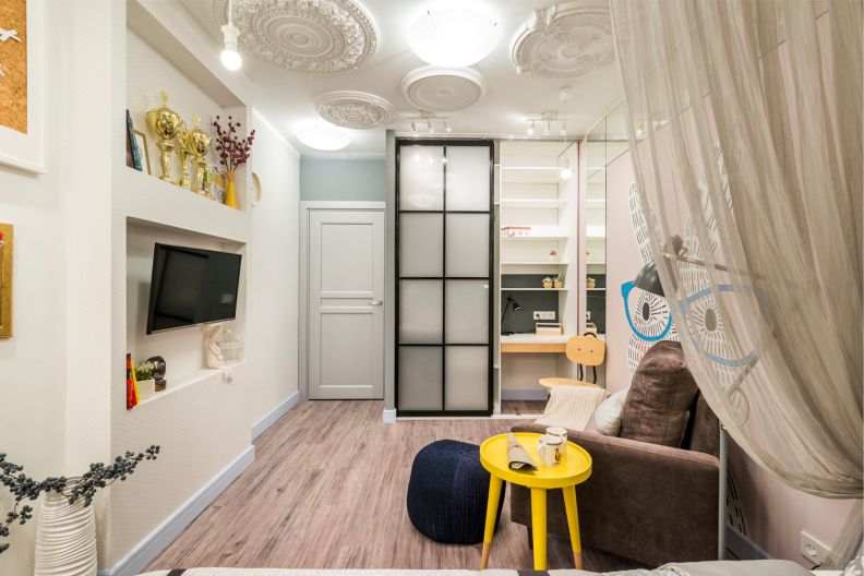 Ceiling with stucco molding in a nursery for a teenager