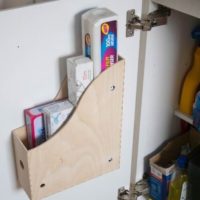 Menyimpan barang-barang kecil di pintu kabinet