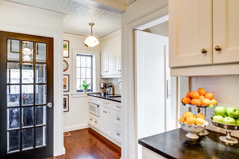 Design of a small bright kitchen in a country house