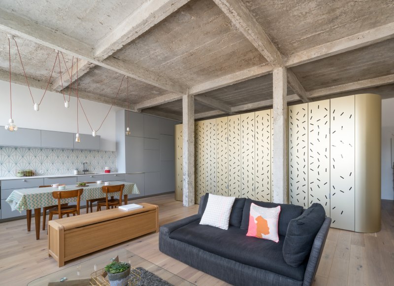 Meubles à l'intérieur de la pièce dans le style loft