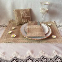 Table setting using burlap