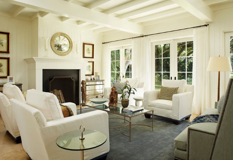 White living room in the style of modern neoclassicism