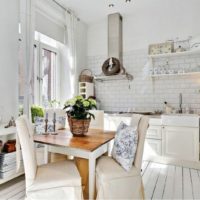 Fresh flowers in the decor of the dining area