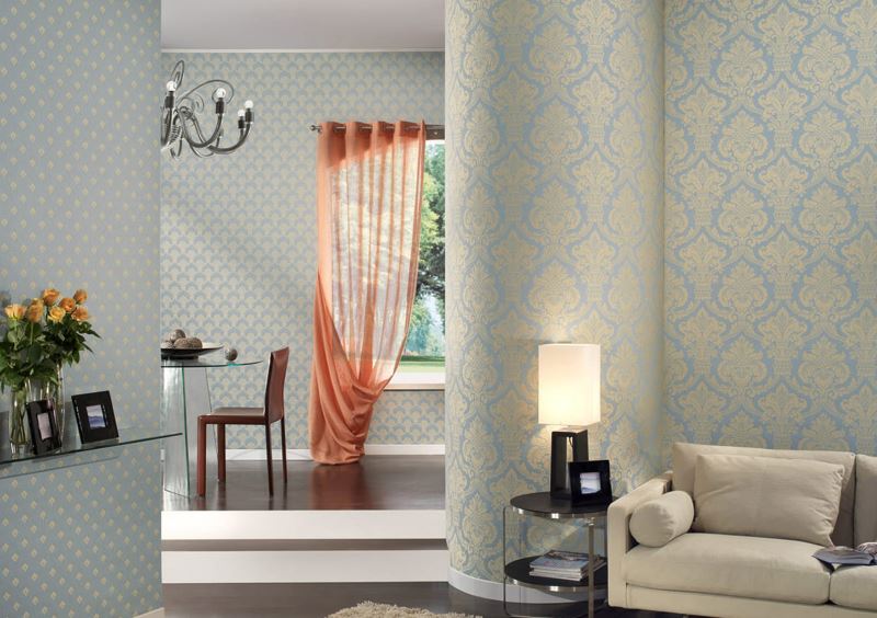 The combination of wallpaper with different prints in the living room of a private house