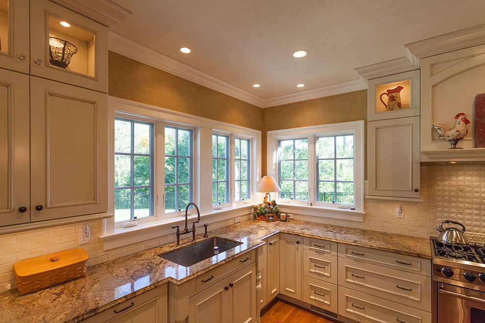 Spotlights in the kitchen with gold wallpaper