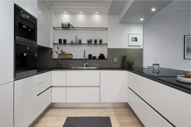 White facades U-shaped kitchen unit