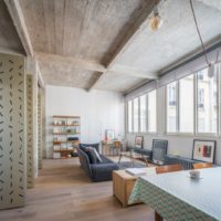 Plafond en béton à l'intérieur d'un salon moderne