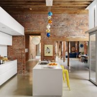 Îlot de cuisine dans un salon de style loft