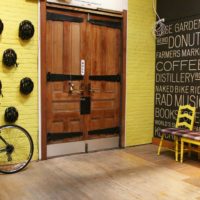 Brique jaune dans le couloir de style loft