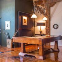 Table de billard dans le hall d'une maison de campagne