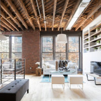 Plafond en bois dans une chambre de style loft