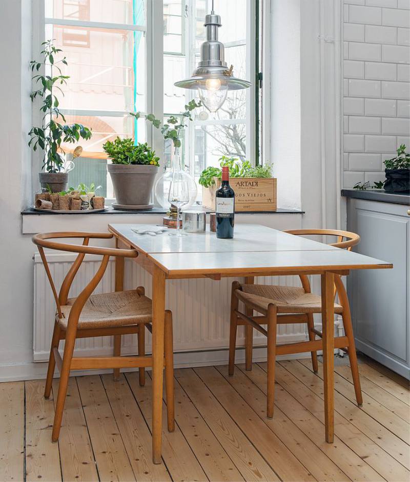 Hinged kitchen table in front of the kitchen window of a private house