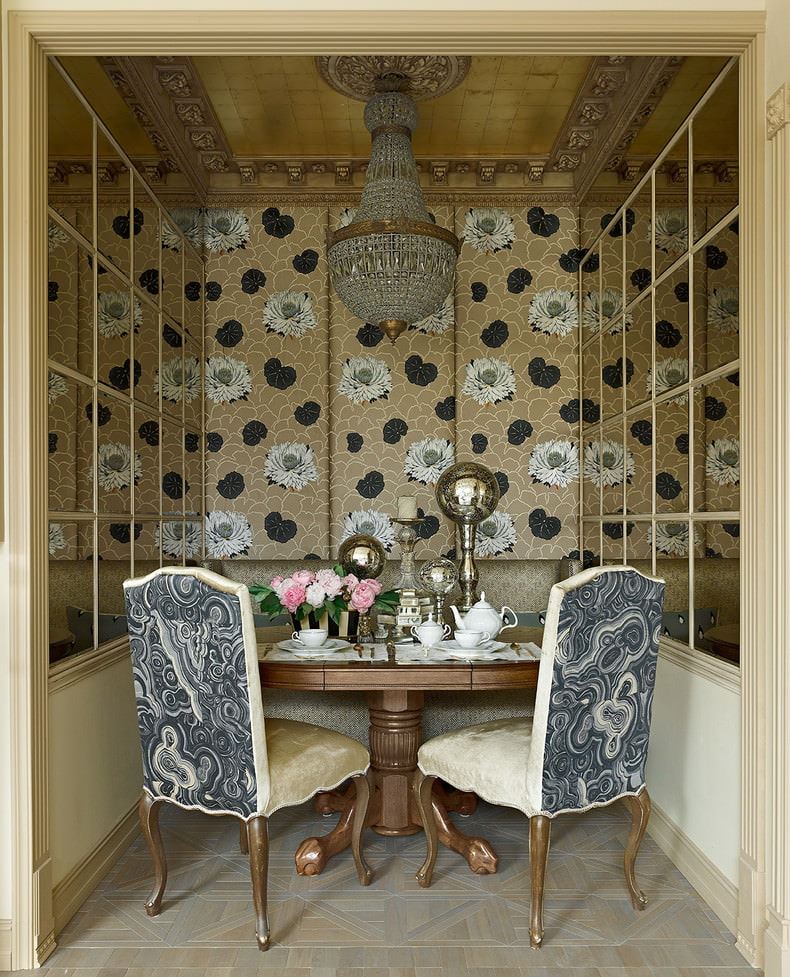 Dining area with wallpaper in golden hues