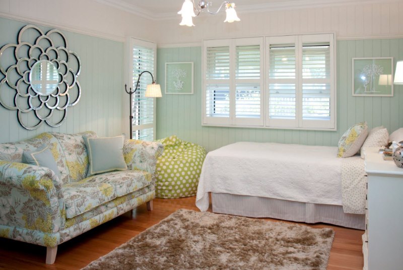 The combination of mint color with white tones in the interior of the living room