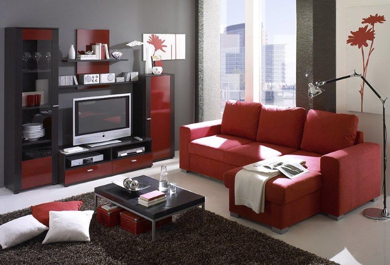 Mobilier rouge à l'intérieur d'une pièce de style contemporain