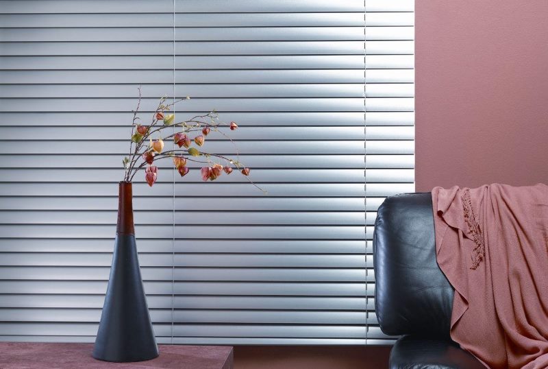 Shiny aluminum horizontal blinds