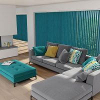 Tirai Turquoise di ruang tamu dengan sofa kelabu