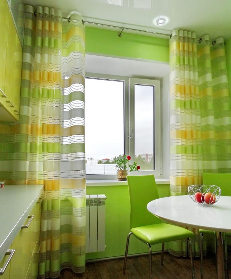 The choice of curtains for the kitchen in green