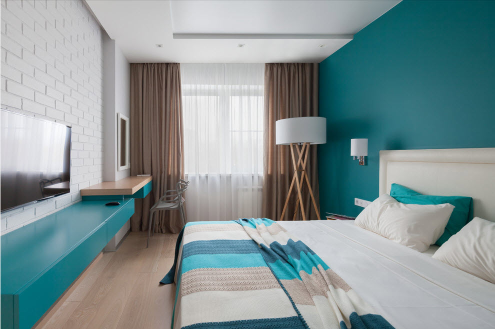 Mur turquoise dans une chambre allongée