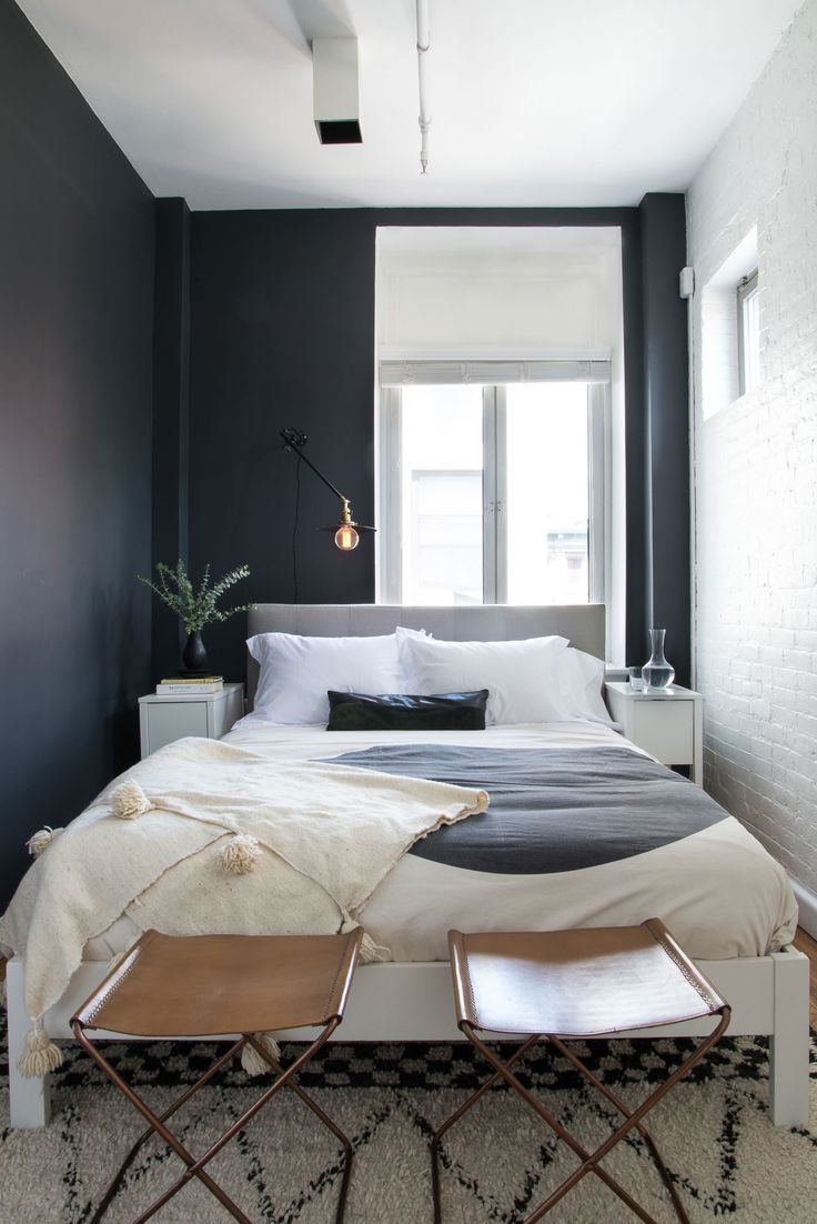 Contraste design d'intérieur d'une chambre étroite