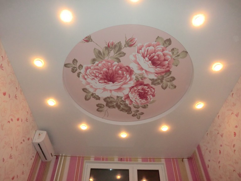 Grandes fleurs au plafond de la chambre