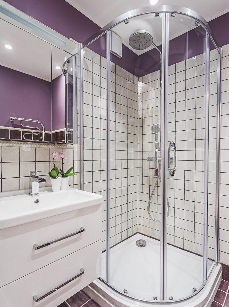 Glass partition in the bathroom